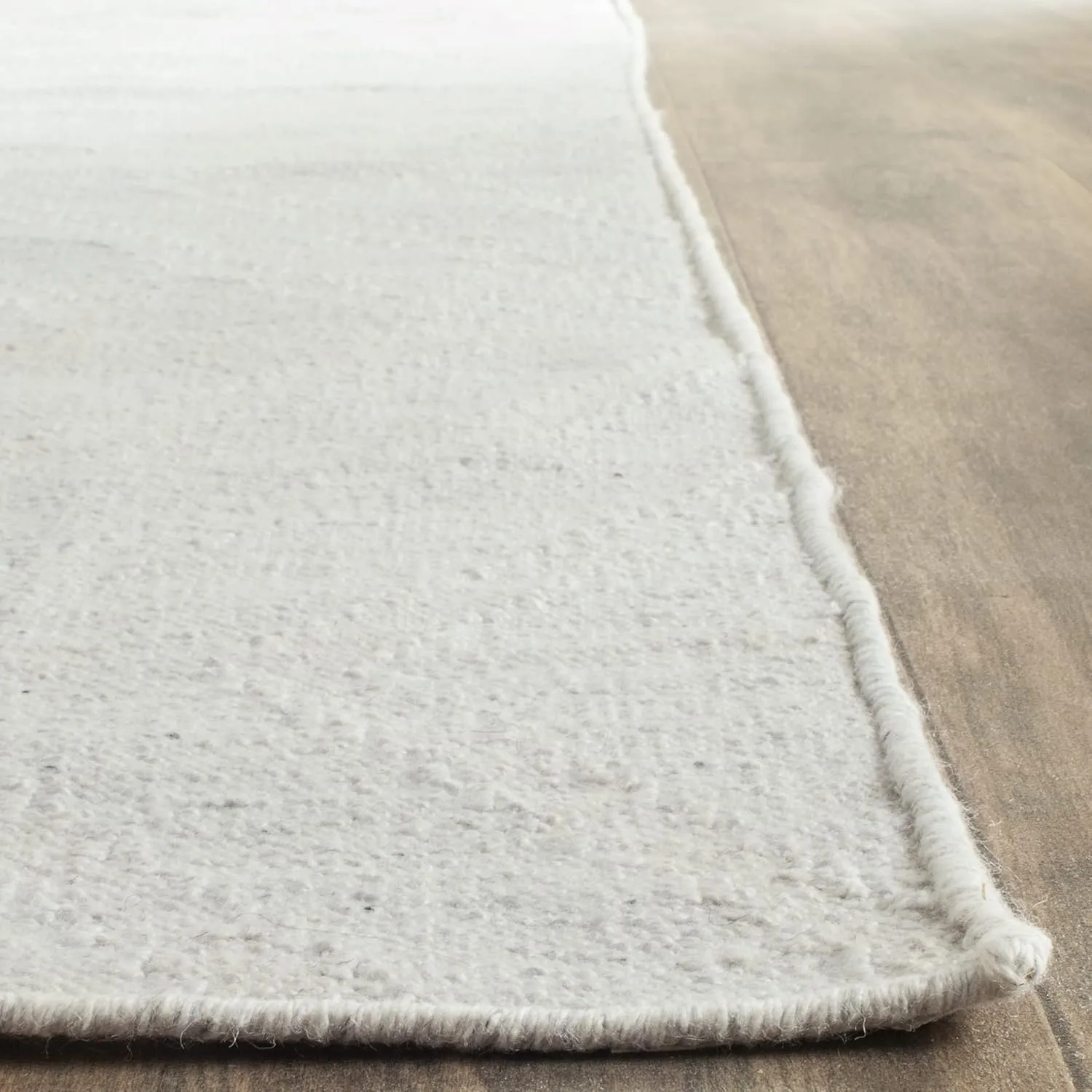 SAFAVIEH Kilim Collection Area Rug - 5' x 8', Light Grey & Ivory, Handmade Moroccan Viscose, Ideal for High Traffic Areas in Living Room, Bedroom (KLM516C)